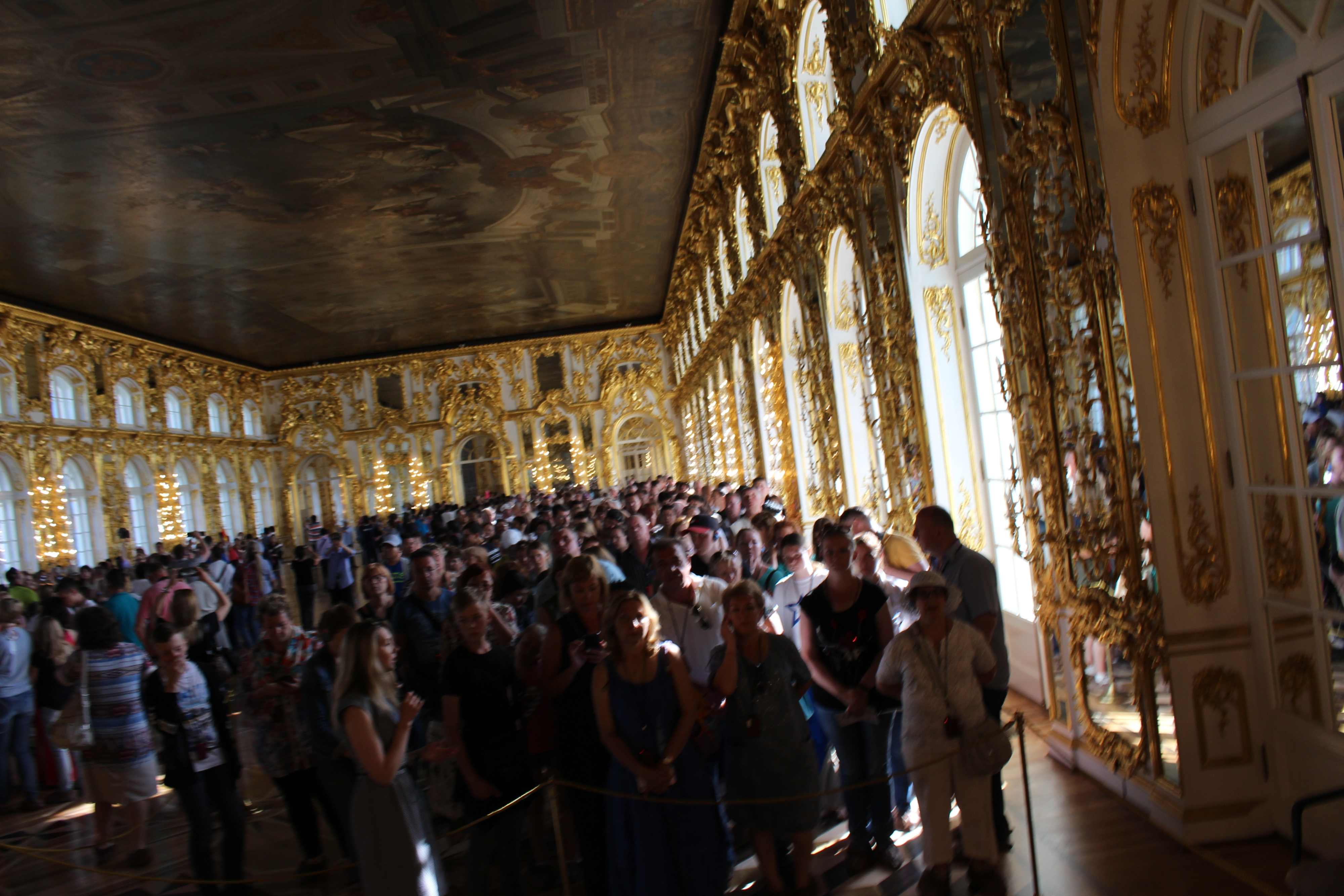 Long visitor line at the Catherine Palace
